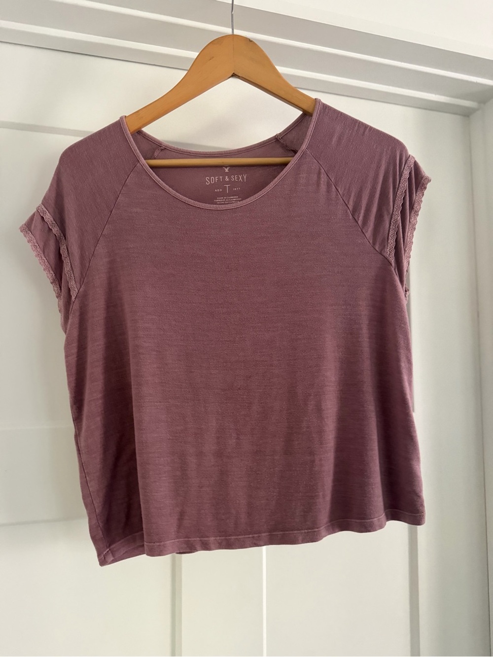 American Eagle Soft & Sexy Lace Trim Short Sleeve Tee - Mauve / Purple M